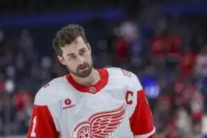 NHL-pommi: Detroitin kapteeni Dylan Larkin pyytänyt siirtoa – nämä seurat nousevat esiin