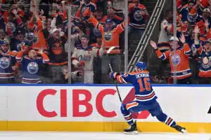 Edmonton Oilers kiinnitti konkarin pitkällä sopimuksella Edmonton Oilers kiinnitti konkarin pitkällä sopimuksella