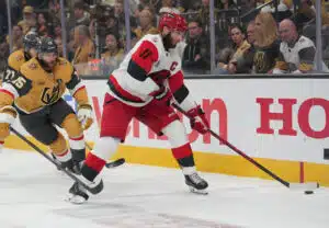 Sebastian Aho joutuu odottamaan vielä vuoroaan - Stanley Cup -mestari teki tärkeän sopimuksen Carolina Hurricanesin kapteeni Jordan Staal Vegas Golden Knightsin Noah Hanifinia vastaan päätytaistelussa.