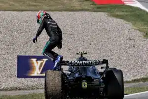 Kimi Antonelli romahti keskeytyksen jälkeen - yksi asia aiheutti jo suuren huolen Kimi Antonelli romahti keskeytyksen jälkeen – yksi asia aiheutti jo suuren huolen