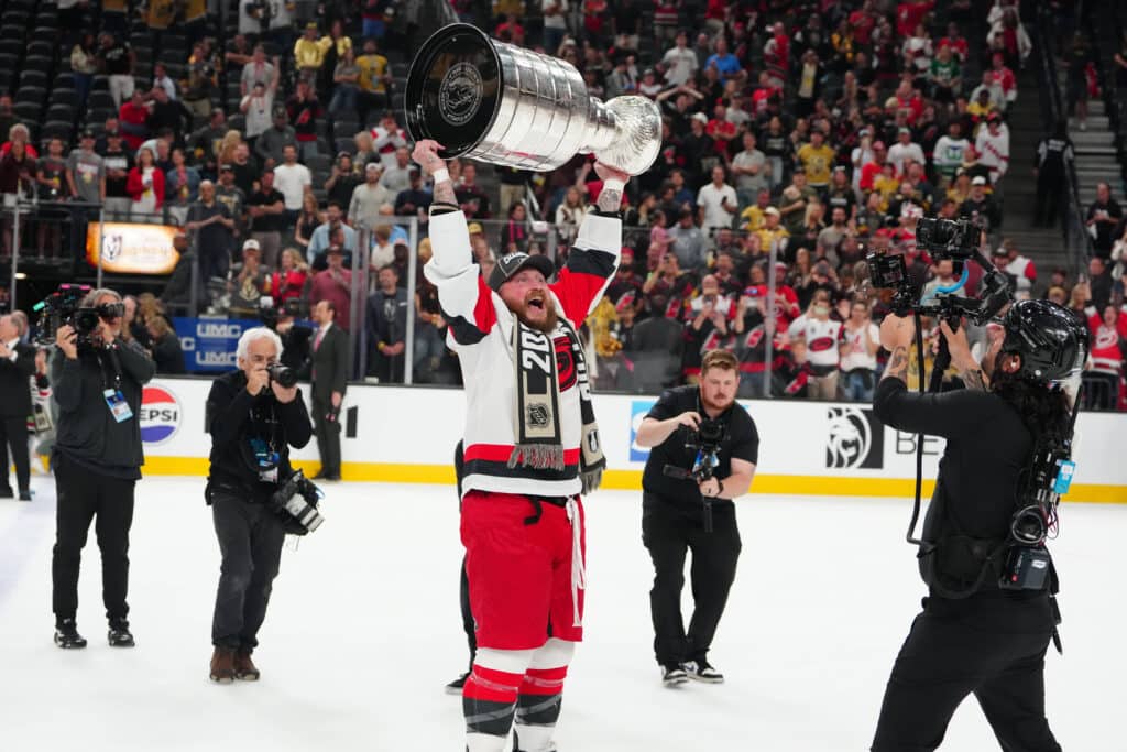 Carolinan tuoreelle Stanley Cup -voittajalle jatkosopimus Carolinan tuoreelle Stanley Cup -voittajalle jatkosopimus