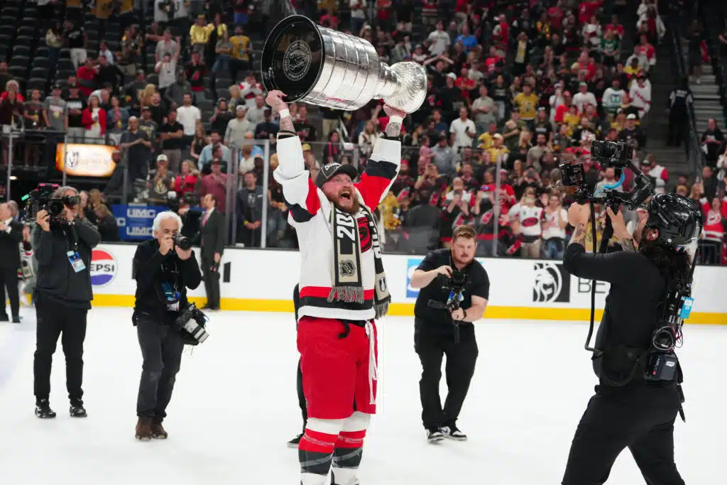 Carolinan tuoreelle Stanley Cup -voittajalle jatkosopimus Carolinan tuoreelle Stanley Cup -voittajalle jatkosopimus