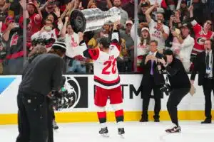 Stanley Cup -sankari Sebastian Aho jakoi kuvan juhlahumusta – vieressä tapahtui paljonpuhuva hetki Stanley Cup -sankari Sebastian Aho jakoi kuvan juhlahumusta – vieressä tapahtui paljonpuhuva hetki