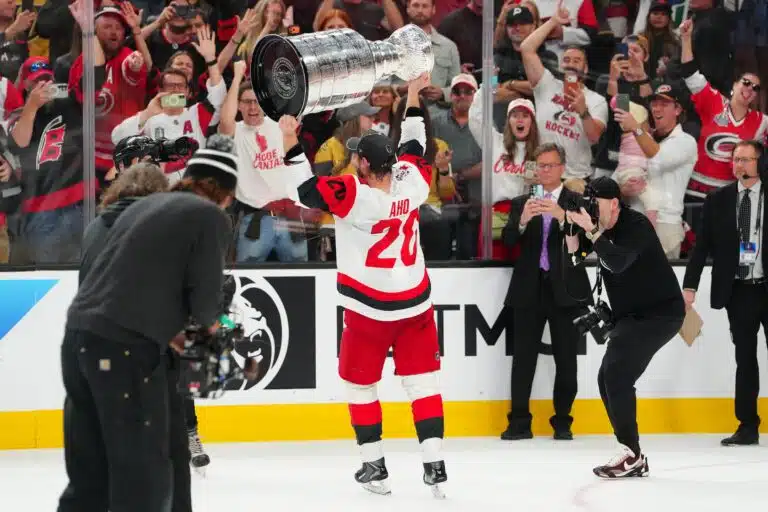 Stanley Cup -sankari Sebastian Aho jakoi kuvan juhlahumusta – vieressä tapahtui paljonpuhuva hetki