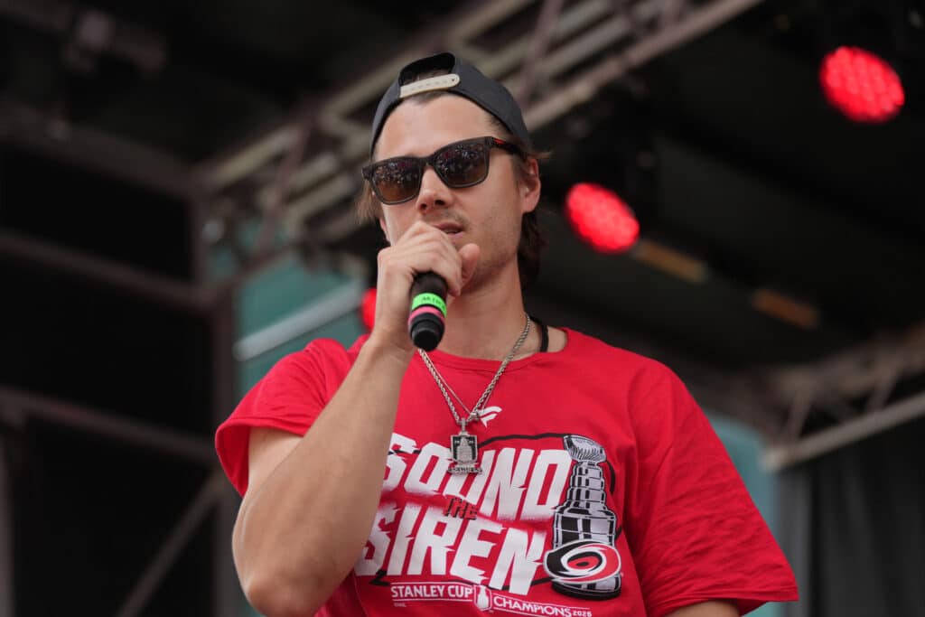 Sebastian Aho hoilasi jättiyleisölle juhlijoita: "Hän on v**tu joka puolella" Sebastian Aho hoilasi jättiyleisölle juhlijoita: ”Hän on v**tu joka puolella”