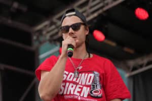 Sebastian Aho hoilasi jättiyleisölle juhlijoita: ”Hän on v**tu joka puolella”