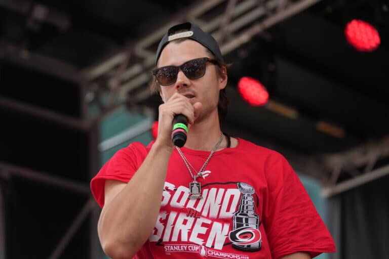 Sebastian Aho hoilasi jättiyleisölle juhlijoita: ”Hän on v**tu joka puolella”