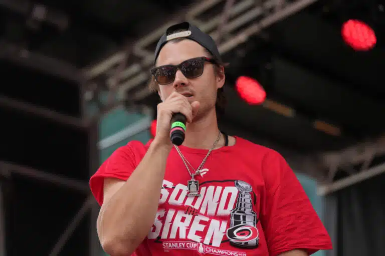 Sebastian Aho hoilasi jättiyleisölle juhlijoita: ”Hän on v**tu joka puolella”