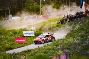 Rallissa nähtiin melkoinen yllätys: lupaava nuori kuljettaja pisti Esapekka Lappia päihin Rallissa nähtiin melkoinen yllätys: lupaava nuori kuljettaja pisti Esapekka Lappia päihin