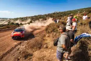 FIA tutkii hurjaa välikohtausta Kreikan MM-rallissa – katsoja syyllistyi hengenvaaralliseen tekoon