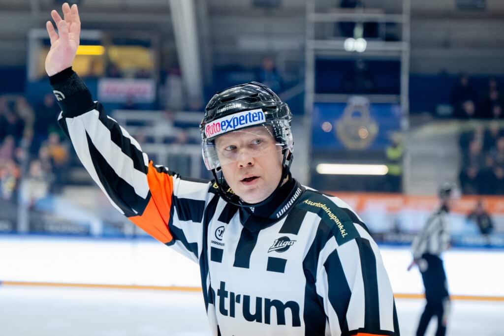 Pitkäaikainen SM-liigatuomari ripustaa pillin naulaan – siirtyy Liigan johtotehtäviin Pitkäaikainen SM-liigatuomari ripustaa pillin naulaan – siirtyy Liigan johtotehtäviin