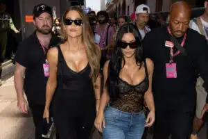 Kim Kardashian kannustaa Lewis Hamiltonia Monacossa – näitä asioita ei suvaita F1-varikolla Kim Kardashian kannustaa Lewis Hamiltonia Monacossa – näitä asioita ei suvaita F1-varikolla