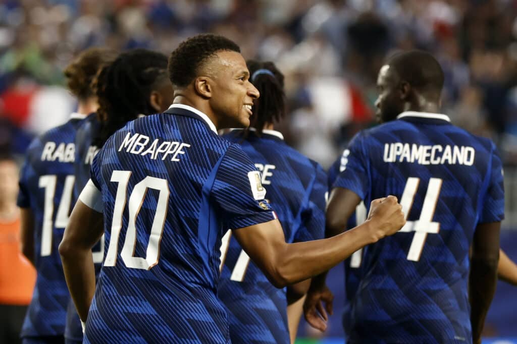 Kylian Mbappe pysyy Lionel Messin kintereillä - Ranskalle jyräsi Irakin Kylian Mbappe pysyy Lionel Messin kintereillä – Ranskalle jyräsi Irakin