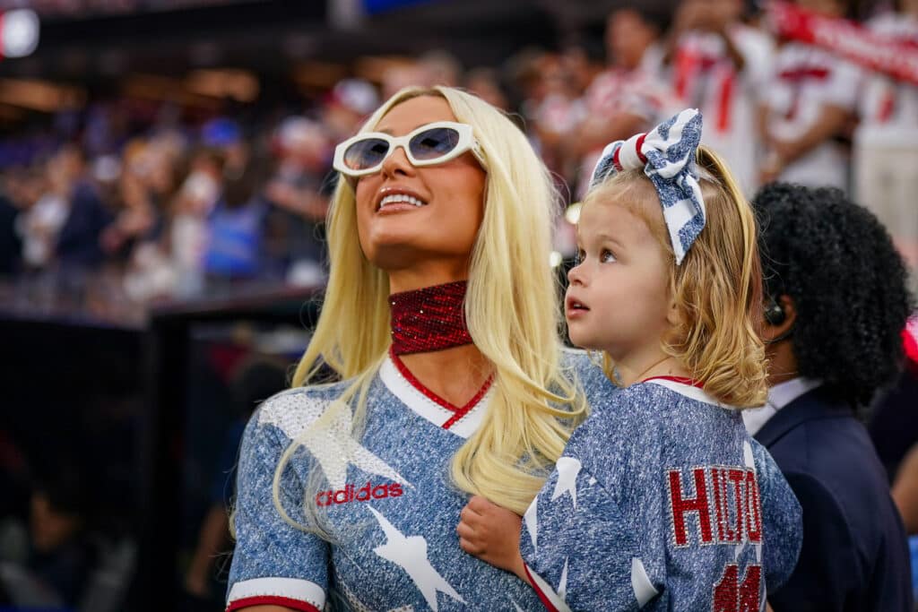 Paris Hilton yllätti MM-kisoissa - tältä hän näyttää nykyään Paris Hilton yllätti MM-kisoissa – tältä hän näyttää nykyään