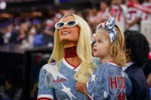 Paris Hilton yllätti MM-kisoissa – tältä hän näyttää nykyään