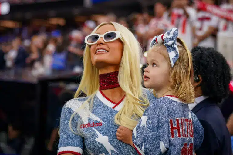 Paris Hilton yllätti MM-kisoissa – tältä hän näyttää nykyään
