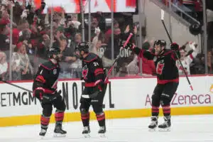 Sebastian Aho järjestelemässä Carolinan voittoa