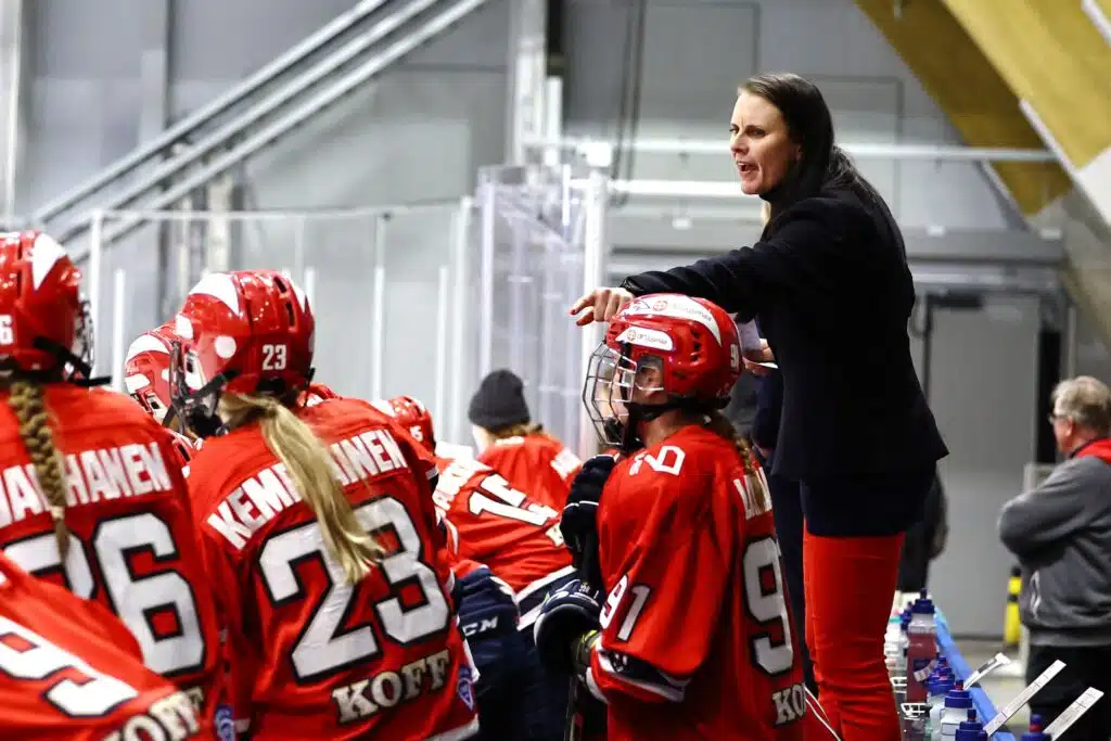 HIFK pudotti ison valmentajauutisen Saara Kivenmäki HIFK:n penkin takana