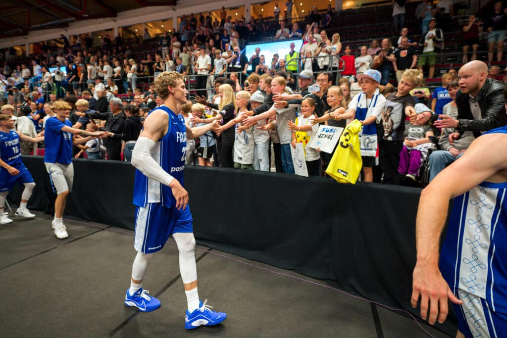 Lauri Markkanen Susijengin mukana – fanit raivoissaan