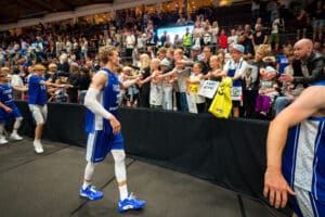 Lauri Markkanen Susijengin mukana – fanit raivoissaan