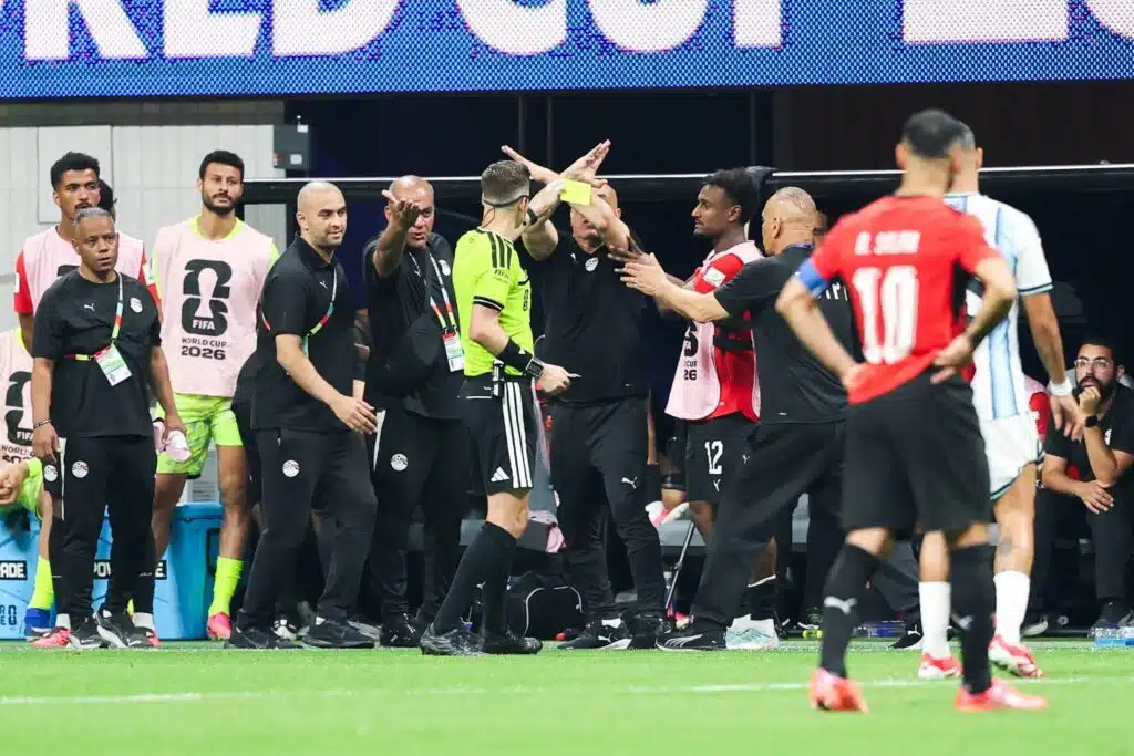 FIFA:lle heilutettiin keskisormea jalkapallon MM-kisoissa - sillä voi olla hyvin rajut seuraamukset FIFA:lle heilutettiin keskisormea jalkapallon MM-kisoissa – sillä voi olla hyvin rajut seuraamukset