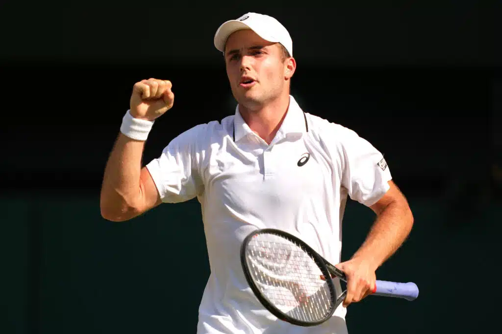 Wimbledonin jättisensaatiolla poikkeuksellinen perhetausta Wimbledonin jättisensaatiolla poikkeuksellinen perhetausta