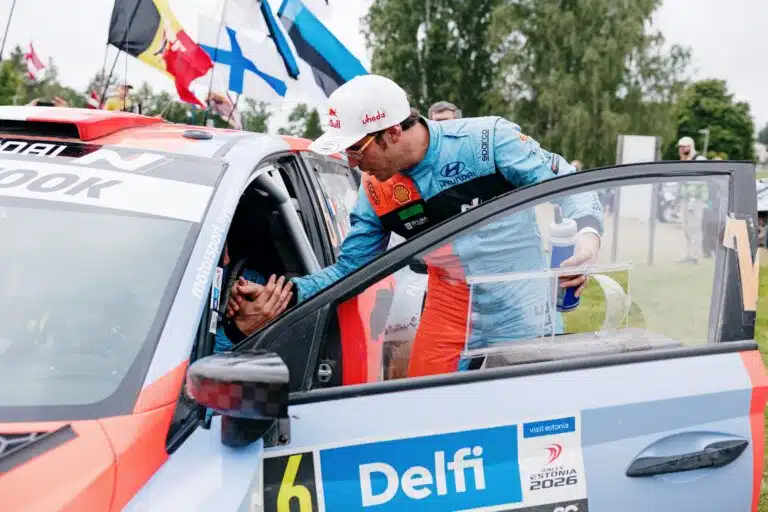 Hyundain Thierry Neuville onnittelee tallikaveriaan Adrien Fourmaux Viron MM-rallissa kesällä 2026