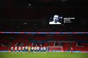 Englantilainen jalkapallon maailmanmestari puski palloa liian monta kertaa ja kuoli Englantilainen jalkapallon maailmanmestari puski palloa liian monta kertaa ja kuoli