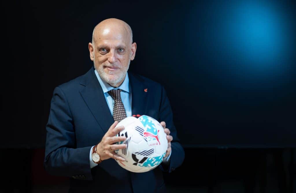 Jalkapallopomo hyökkäsi rajusti FIFA:aa vastaan - puhui "myötäilevästä hiljaisuudesta" Jalkapallopomo hyökkäsi rajusti FIFA:aa vastaan – puhui ”myötäilevästä hiljaisuudesta”
