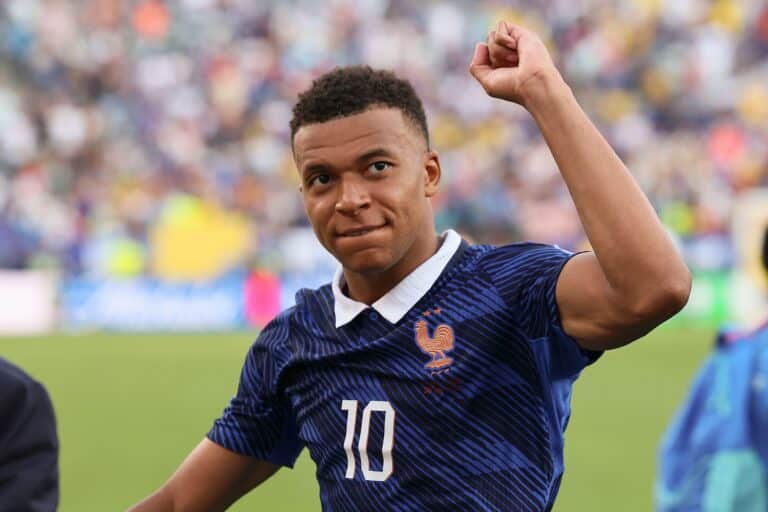Kylian Mbappe takoo maaleja ja latelee futisjargonia