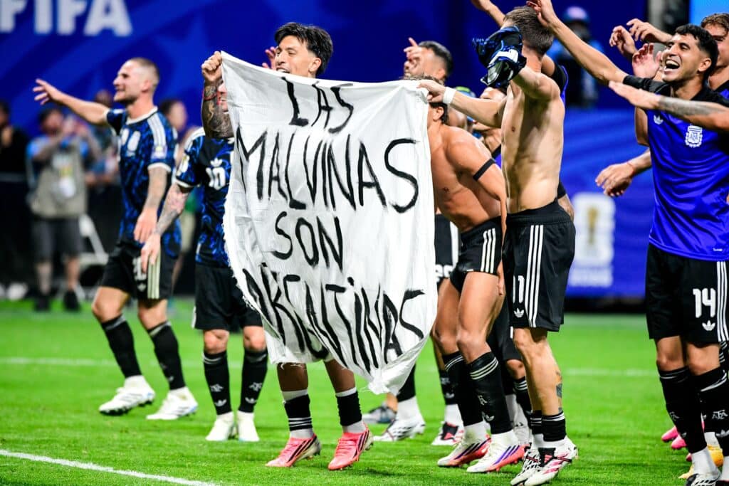 Argentiina juhli MM-välierävoittoa bannerilla – FIFA:n sakot uhkaavat jälleen Argentiina juhli MM-välierävoittoa bannerilla – FIFA:n sakot uhkaavat jälleen