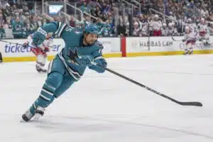 Yksi koulukuntansa viimeisistä edustajista jättää NHL-kaukalot Ryan Reaves San Jose Sharksin paidassa