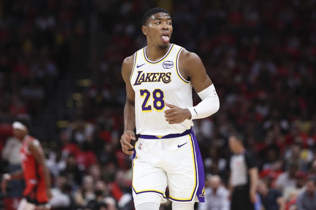 NBA-tähti hyppää vihollisen kelkkaan NBA-tähti hyppää vihollisen kelkkaan