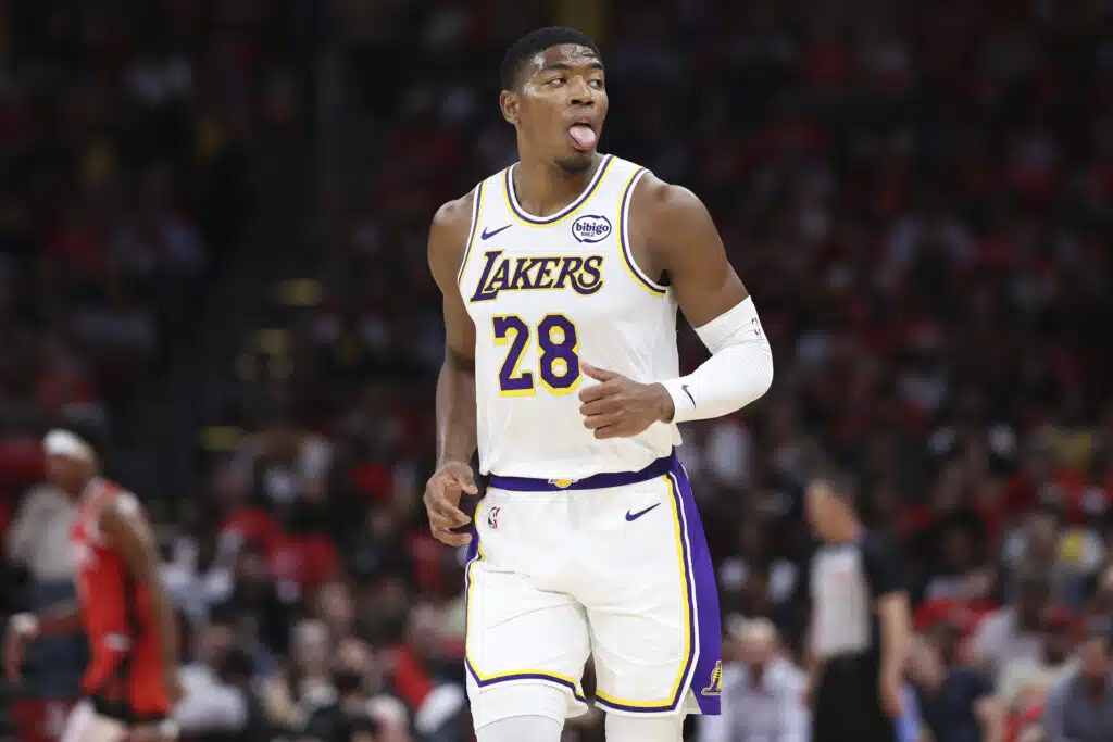 NBA-tähti hyppää vihollisen kelkkaan NBA-tähti hyppää vihollisen kelkkaan