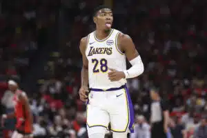 NBA-tähti hyppää vihollisen kelkkaan NBA-tähti hyppää vihollisen kelkkaan