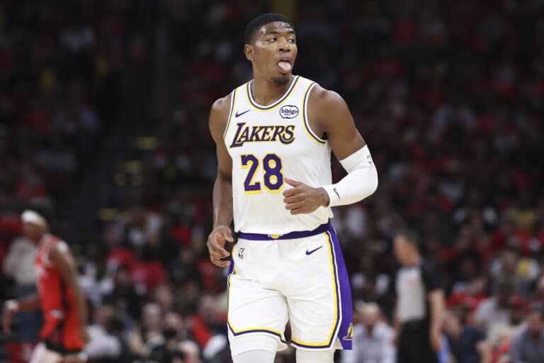 NBA-tähti hyppää vihollisen kelkkaan