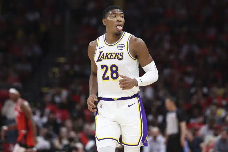NBA-tähti hyppää vihollisen kelkkaan