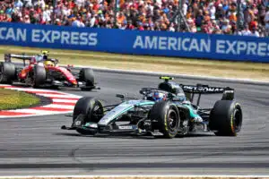Lewis Hamilton joutui pettymään sprinttikisassa - Valtteri Bottas pääsi maaliin Lewis Hamilton joutui pettymään sprinttikisassa – Valtteri Bottas pääsi maaliin