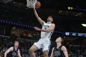 Tuomas Iisalon Memphis Grizzlies teki ison pelaajakaupan Tuomas Iisalon Memphis Grizzlies teki ison pelaajakaupan