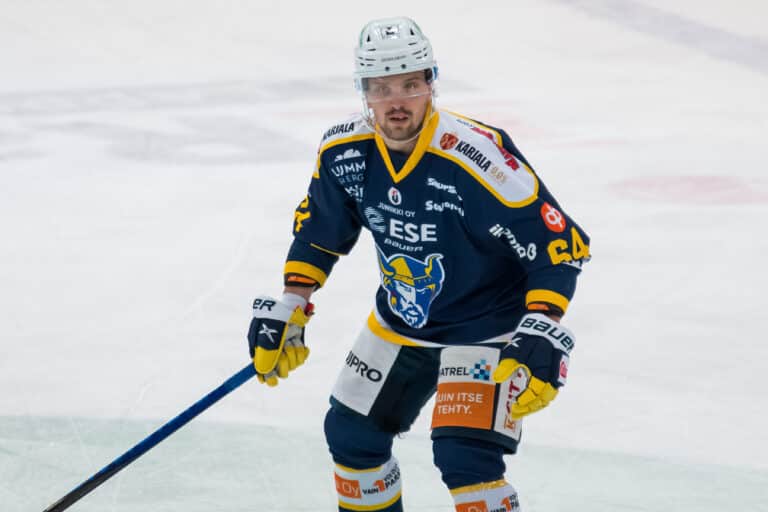 Teemu Pulkkiselle lähtö ulkomaalaisseurasta