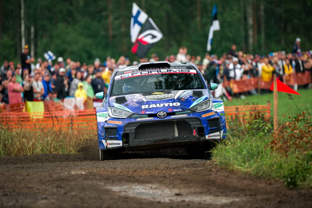 EK13: Roope Korhonen ajoi metsään - auto käyttökelvottomaan kuntoon EK13: Roope Korhonen ajoi metsään – auto käyttökelvottomaan kuntoon