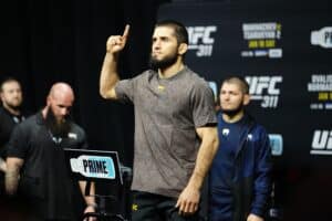 Islam Makhachev kirjoitti UFC-historiaa Philadelphiassa – 17 voittoa putkeen