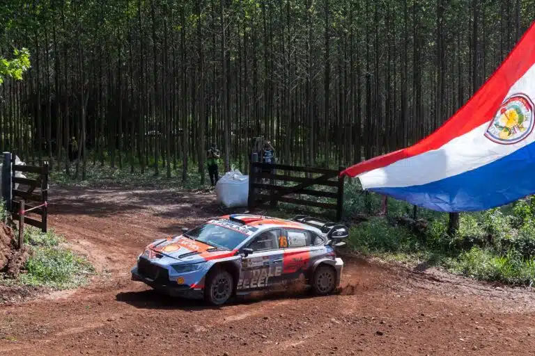 EK15: MM-sarjan johtaja ihan hukassa – Hyundai-kuski on tekemässä isoa palvelusta Sami Pajarille