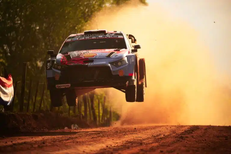 EK16: Hyundai-tähti lipsahti ulos – Paraguayn MM-rallissa iso käänne
