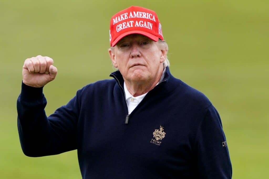 Donald Trump rehenteli golf-taidoillaan – kirja paljasti karun lempinimen Donald Trump rehenteli golf-taidoillaan – kirja paljasti karun lempinimen