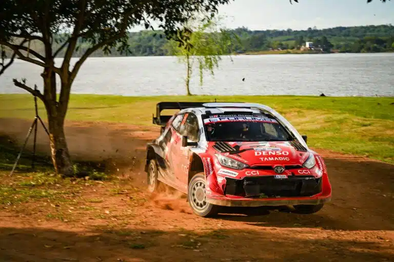 Toyota-tähti ajoi todella rajusti ulos – MM-ralli keskeytetty