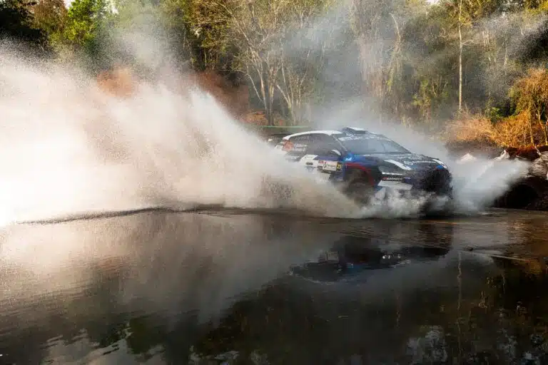 MM-rallissa hurja käänne vain 300 metriä ennen maalia – palkintosija vaihtui rajuun ulosajoon