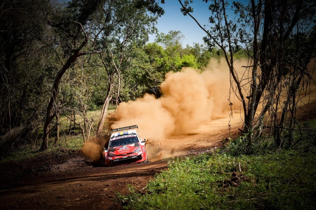 EK3: Paraguayn MM-rallissa muhii täydellinen farssi ja jättipaukku - Toyota-tähti huusi kuin syötävä EK3: Paraguayn MM-rallissa muhii täydellinen farssi ja jättipaukku – Toyota-tähti huusi kuin syötävä