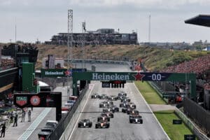 Hollannin F1-osakilpailun dramatiikka jatkuu – johto vaihtui uusintalähdössä Hollannin F1-osakilpailun dramatiikka jatkuu – johto vaihtui uusintalähdössä