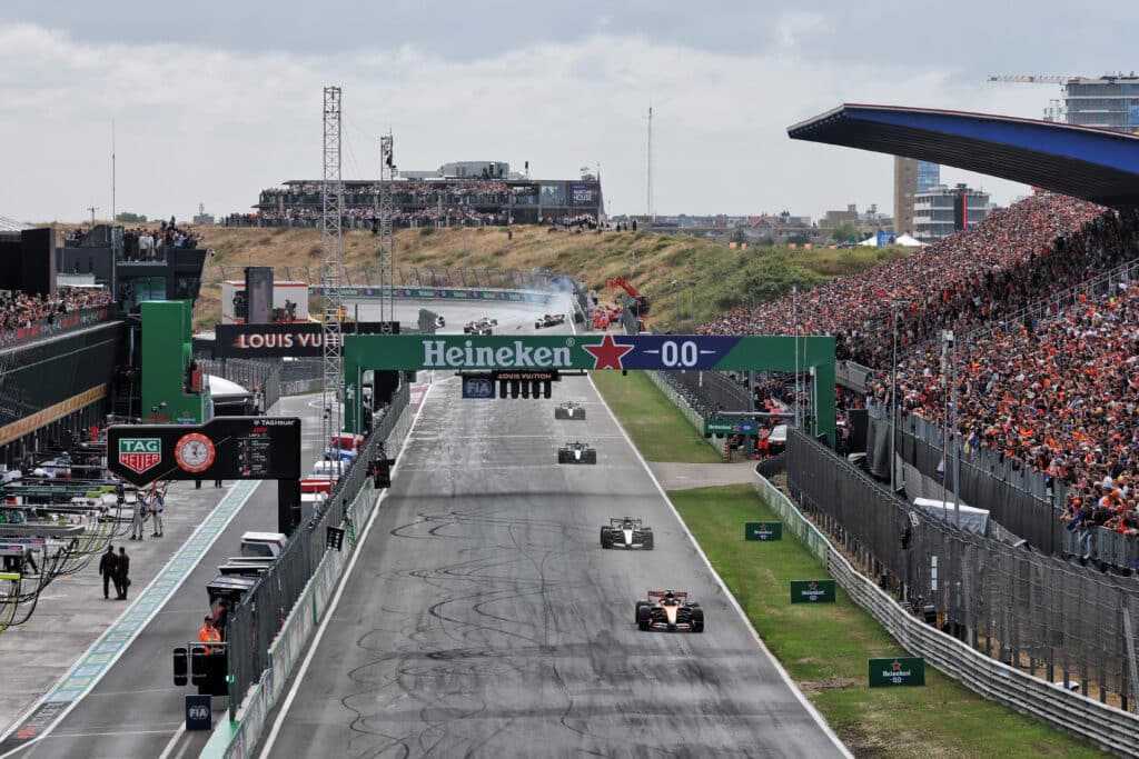 Max Verstappen ajoi kovassa vauhdissa rajusti seinään – punaiset liput Max Verstappen ajoi kovassa vauhdissa rajusti seinään – punaiset liput